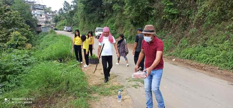 Mokokchung Town Lanur Telongjem (MTLT) members and The Treehouse faculty members planting tree saplings in different parts of Mokokchung on the occasion of World Environment Day on June 5. Around 30 volunteers participated in the drive initiated by MTLT grievances cell convener Aolong Imchen and The Treehouse proprietor Arenla Lemtur.